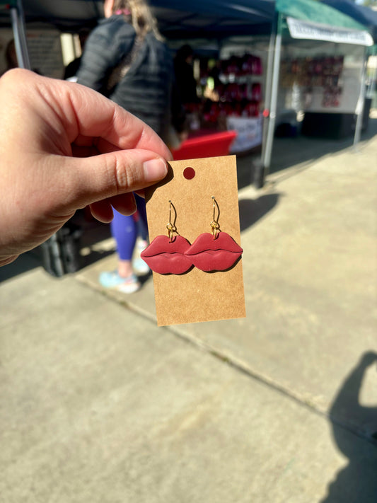 RED KISS DANGLE